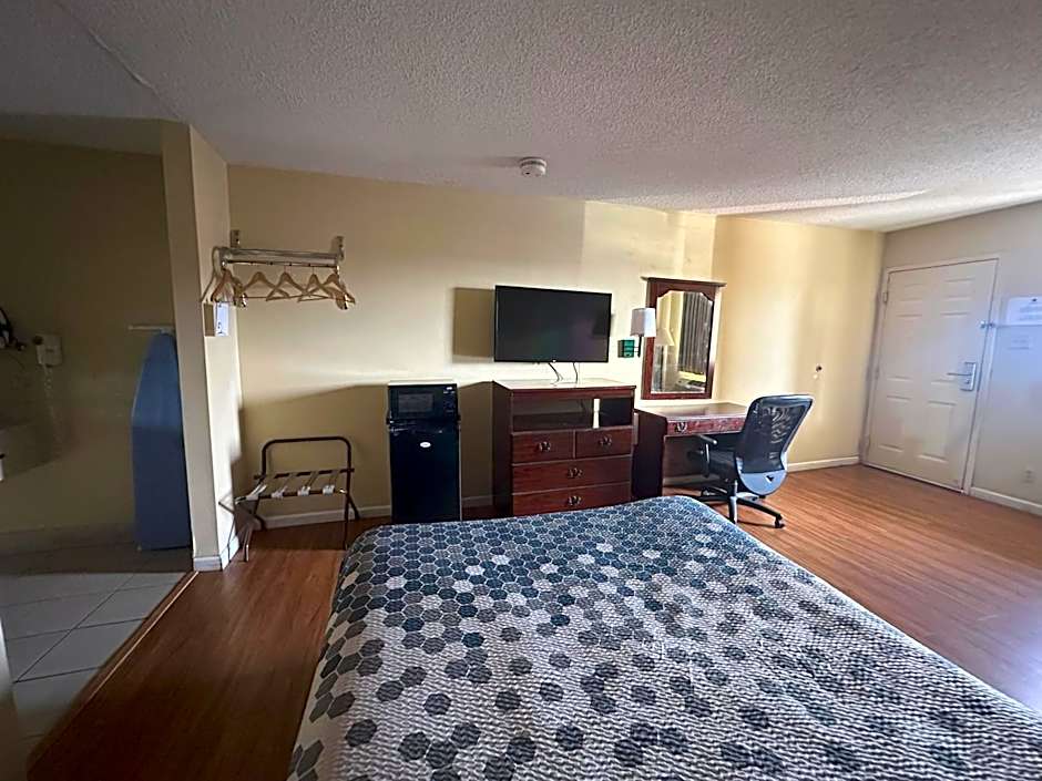 Econo Lodge Inn & Suites Southeast