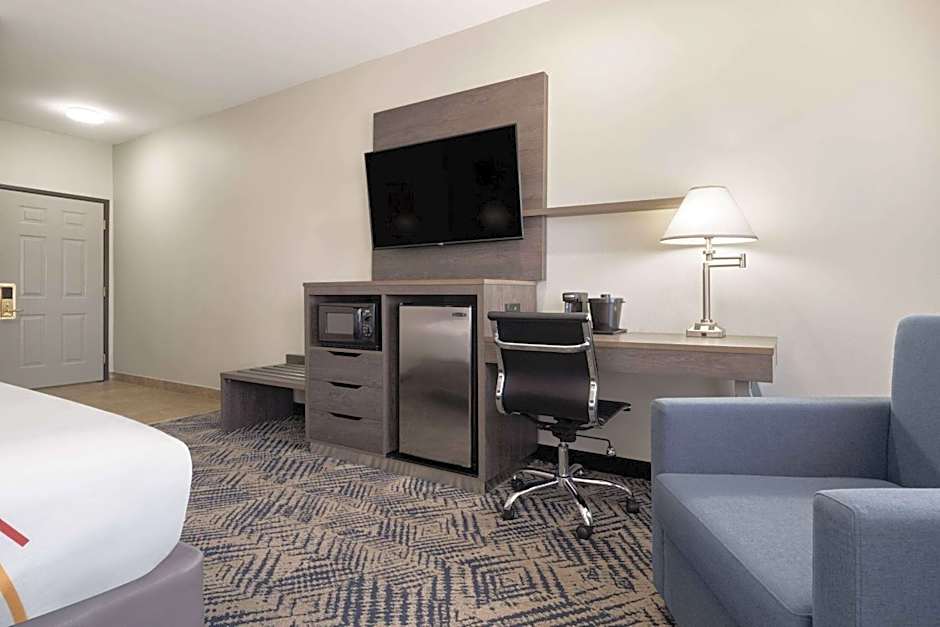 La Quinta Inn & Suites by Wyndham Tulsa Airport
