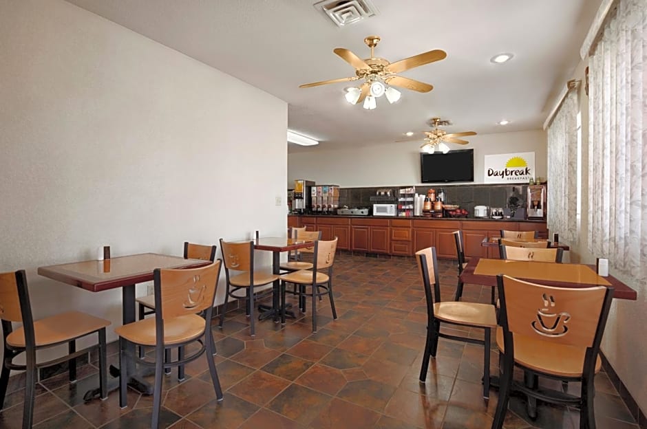 Days Inn by Wyndham Childress