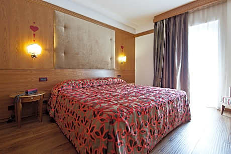 Deluxe Suite with Spa Bath