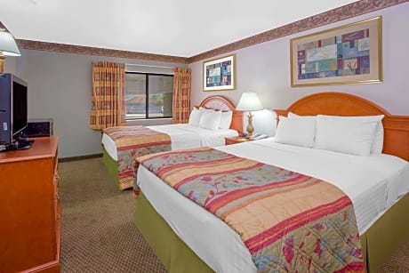 2 Queen Beds and 1 King Bed One-Bedroom Suite Non-Smoking