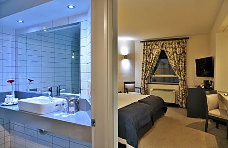 standard twin room with bath