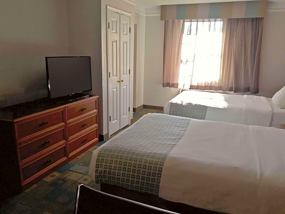 La Quinta Inn by Wyndham Pittsburgh Airport