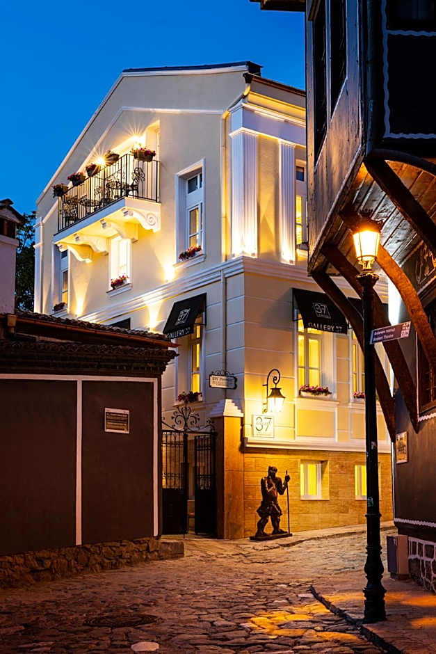 Gallery 37 Powered by ASTON