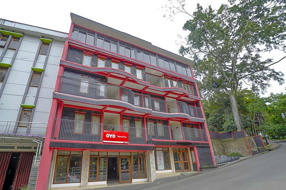 OYO Life 90035 Merci Club