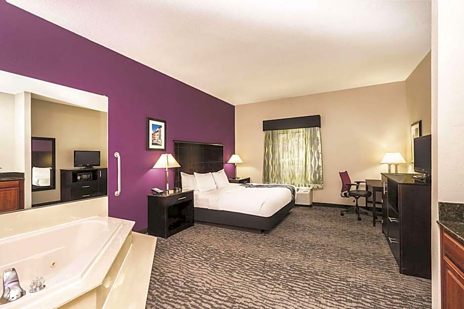 La Quinta Inn & Suites by Wyndham Louisville East
