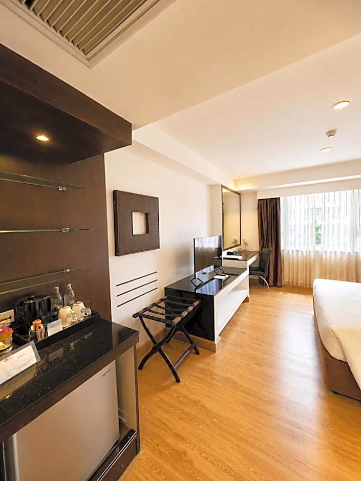 Photo 1 of 13 of Deluxe 1 King Bed