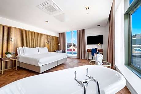 One-Bedroom Penthouse Suite with Double Bed and Terrace - City View