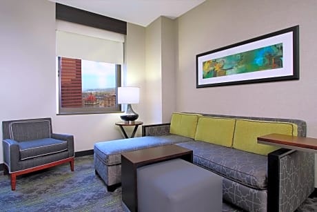 2 Room Suite-1 King Bed-River View