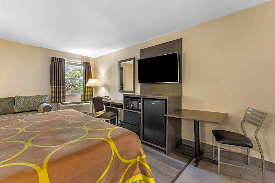 Super 8 by Wyndham Dickson