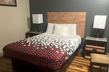 1 Queen Bed Mobility Accessible Room Roll-In Shower Non-Smoking