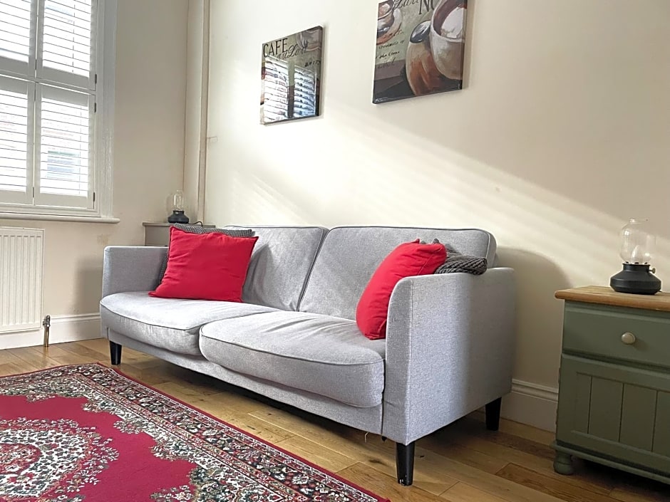 Riverside Lodge - Quaint Victorian Home By The River