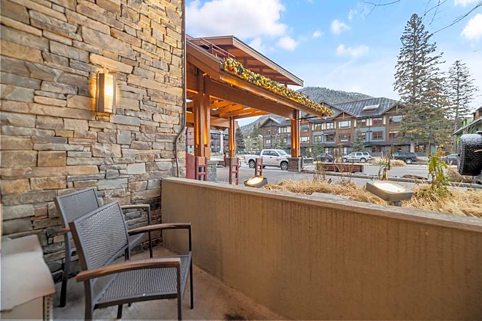 Moose Hotel and Suites