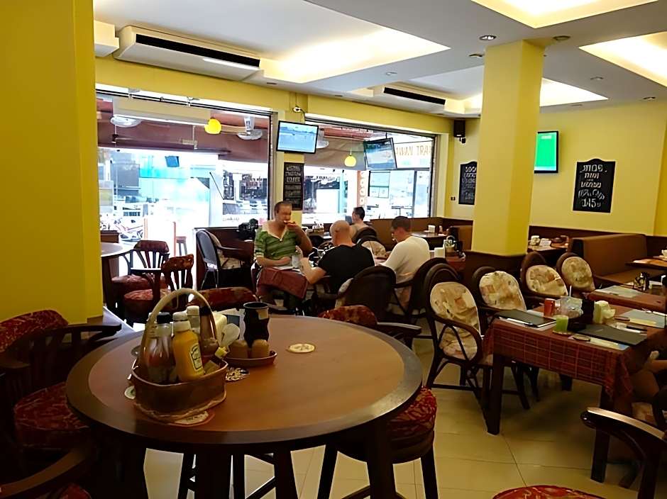 Robin’s Nest Guesthouse & Restaurant