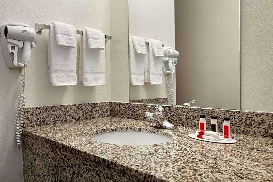 Travelodge by Wyndham Dunsmuir