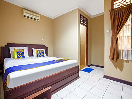 SPOT ON 3858 Elsana Transit Hotel