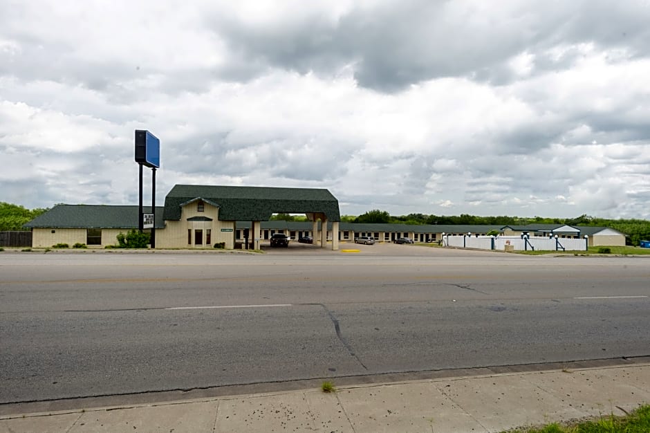 Three Rivers Executive Inn & Suites By OYO