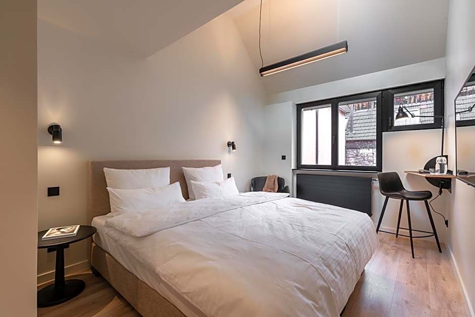 THE ADAMS - Self Check In Hotel