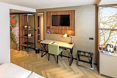 King Guest Room with Sofabed