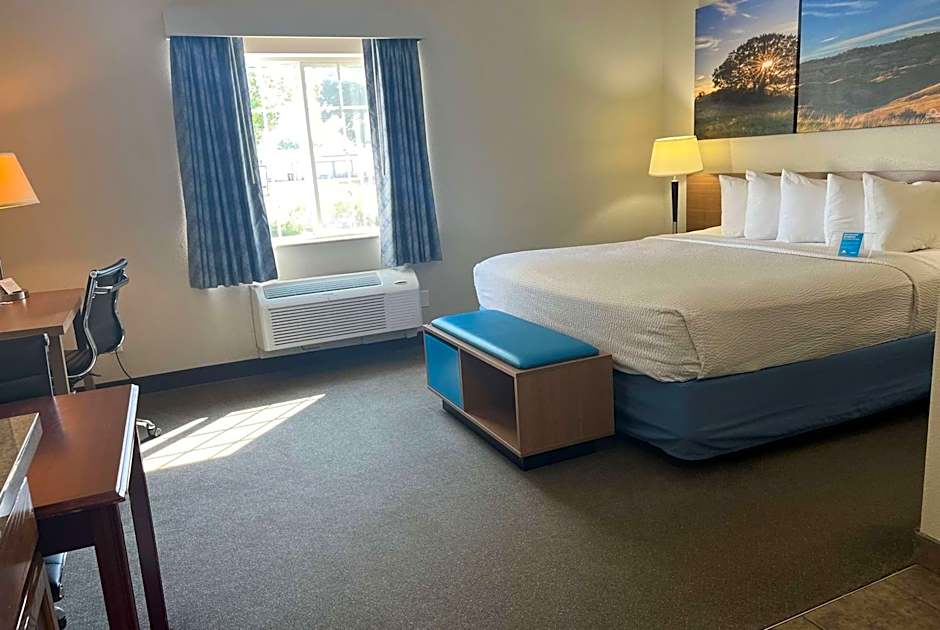 Days Inn & Suites by Wyndham Columbus NE