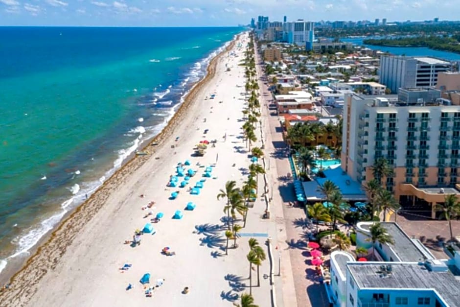 Walkabout 1 Tower Suite in the heart of Hollywood Beach