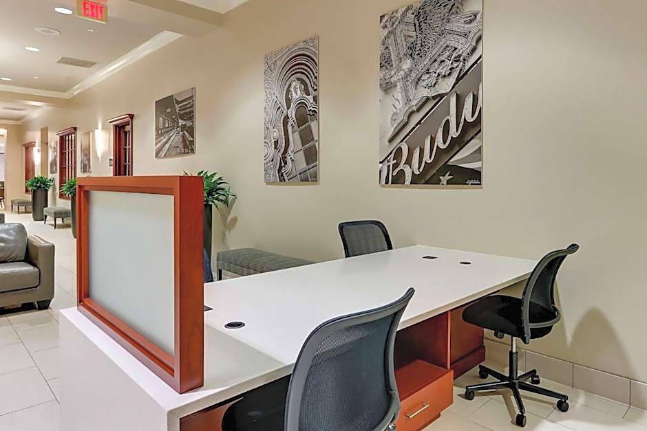 DoubleTree by Hilton St. Louis Forest Park