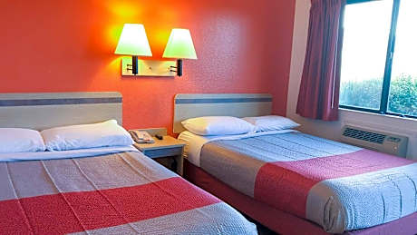 2 Full Beds |