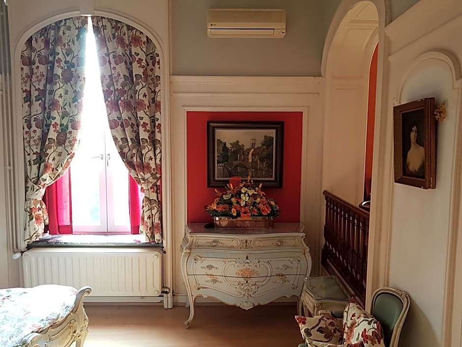 Château Lambert Moulinsart Hotel, shuttle airport, long term parking, snooker, large terrasse, dinner, breakfast