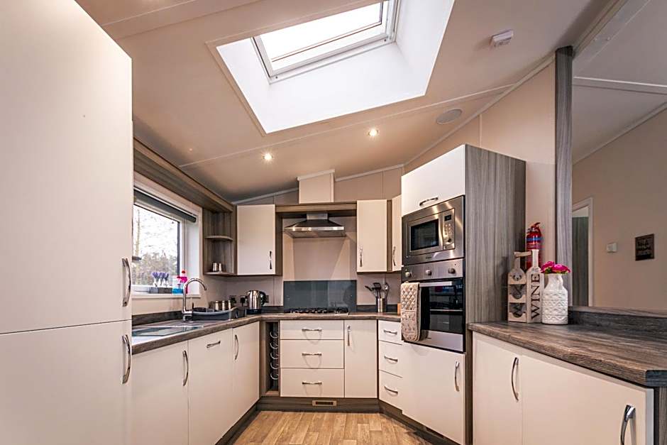 Woodpecker Lodge with Hot Tub