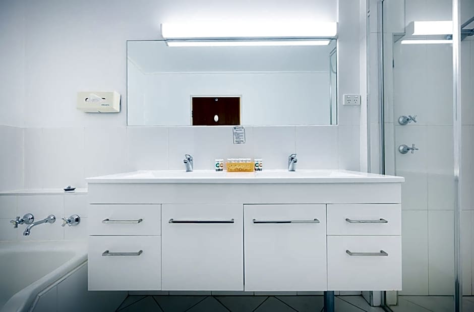 Belconnen Way Hotel & Serviced Apartments