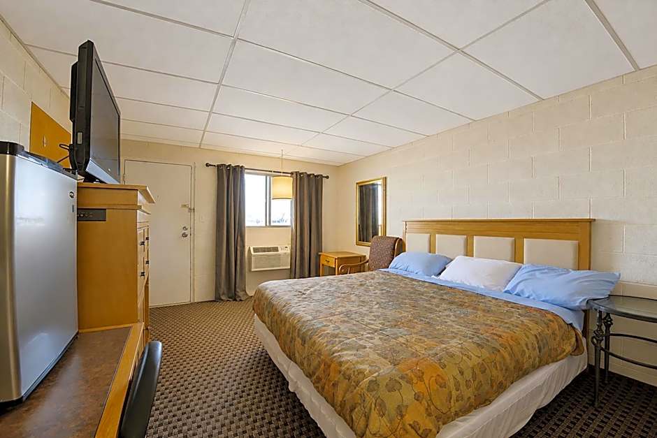 First Inn By OYO Quinter Hwy 70