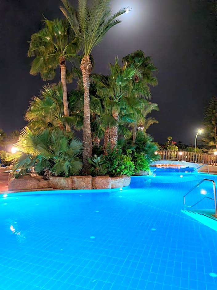 Nissiana Hotel & Bungalows