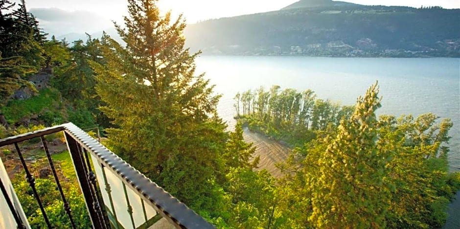 Columbia Cliff Villas