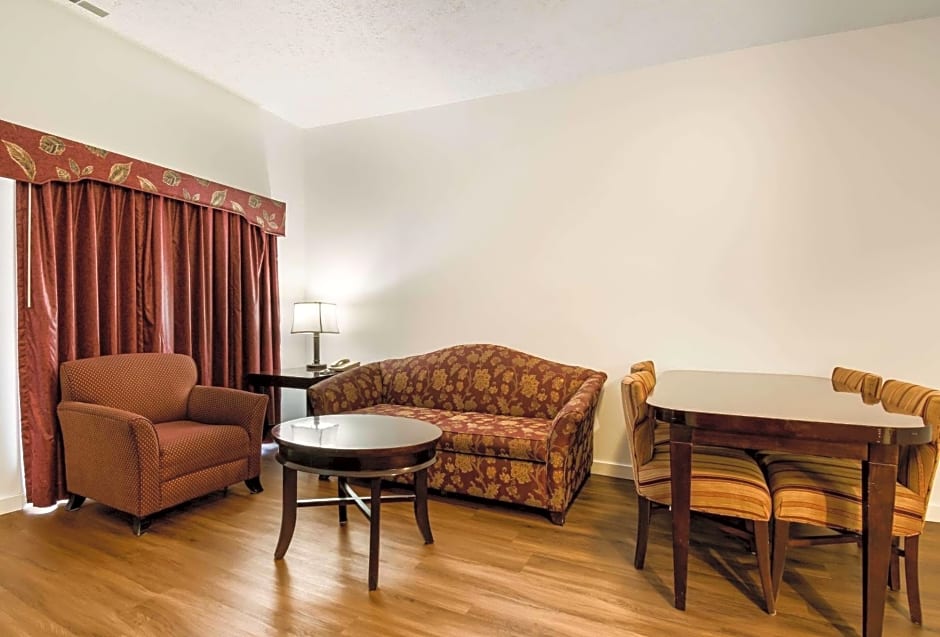 Econo Lodge Inn & Suites near Split Rock and Harmony Lake