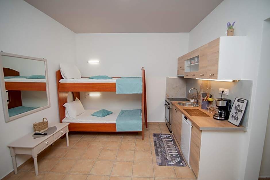 Tsaner Apartment and Rooms