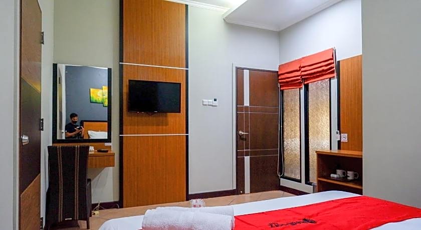 RedDoorz Plus near Amplaz Yogyakarta