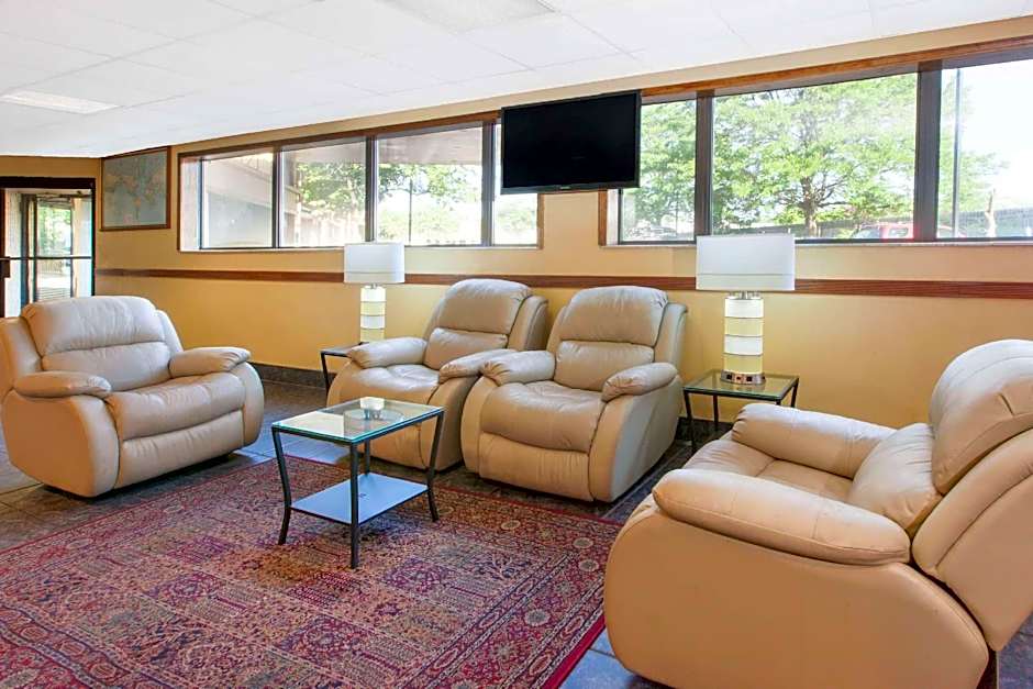 Days Inn & Suites by Wyndham Madison Heights MI