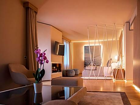 One-Bedroom Suite with Balcony and Sea View