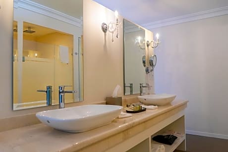 Deluxe King Suite
