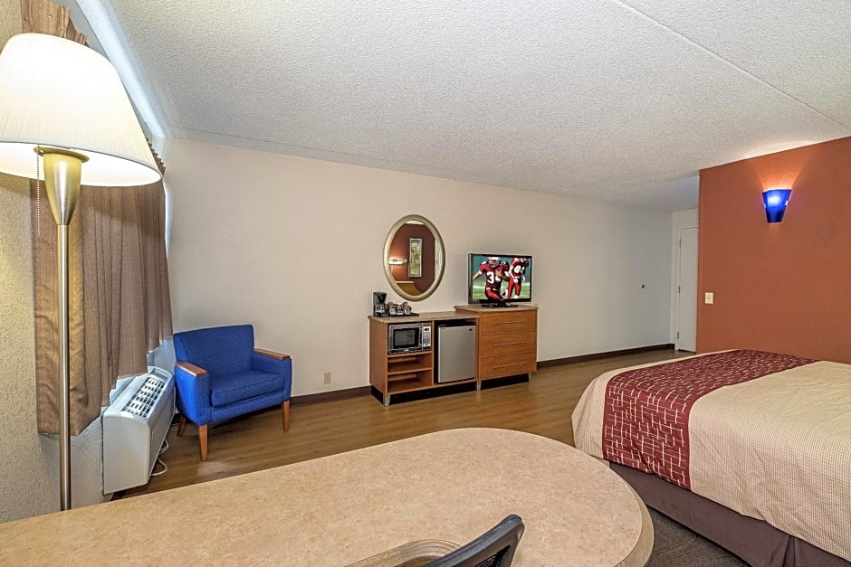 Red Roof Inn & Suites Cleveland - Elyria