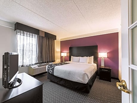 1 Queen Bed, Deluxe Mobility/Hearing Access Suite, Roll-in Shower, Non-Smoking