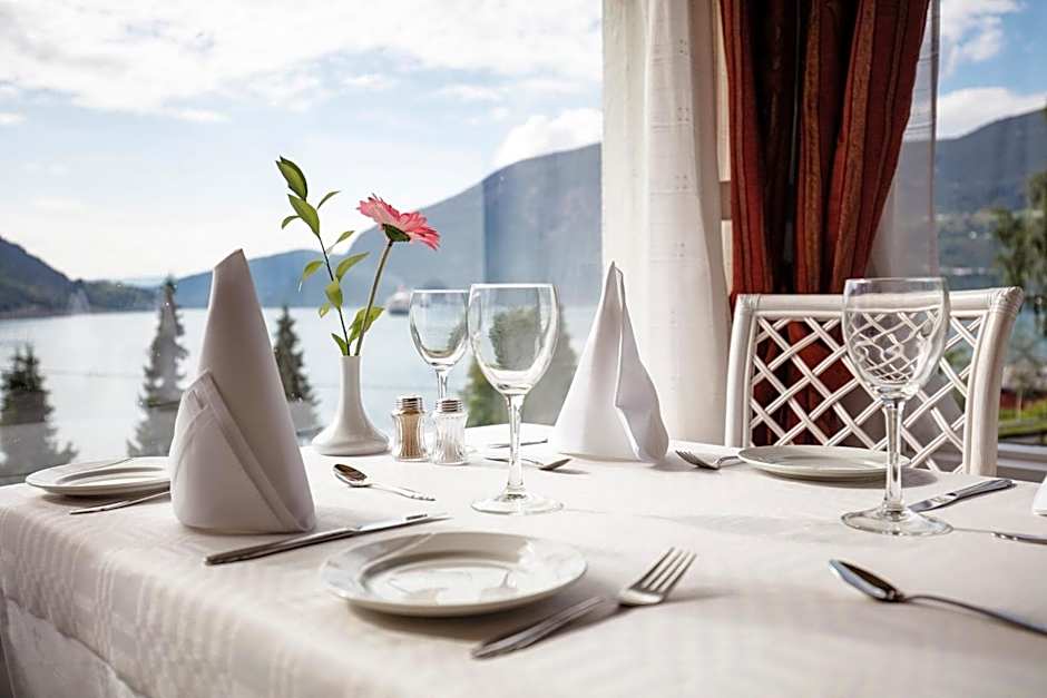 Olden Fjordhotel