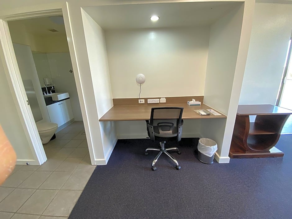 Country Roads Motor Inn