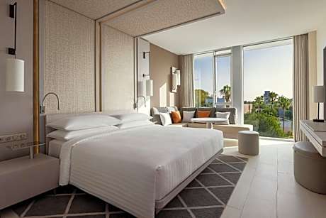 Premium king room with city view