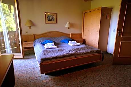 Single Room with Shared Toilet