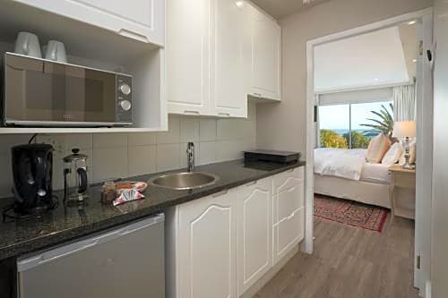 Hermanus Beachfront Lodge