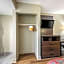 Econo Lodge Inn & Suites