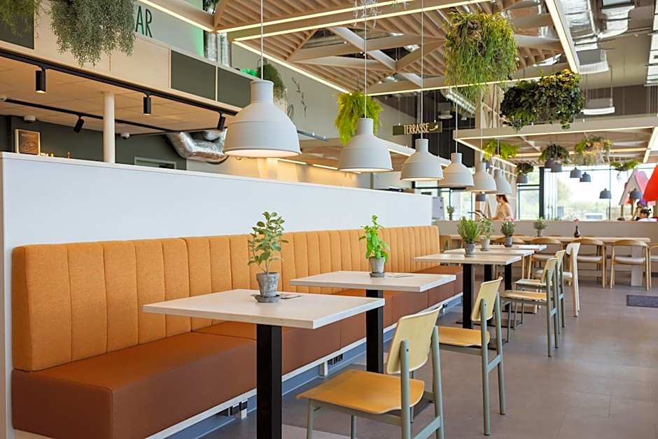 Holiday Inn Express - Hamburg South A7-AS42 By IHG