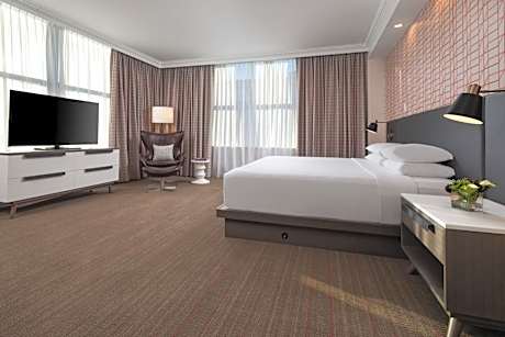 Corner King Room with View