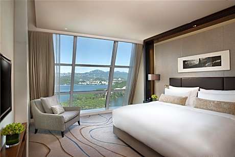 Deluxe Lake View Suite